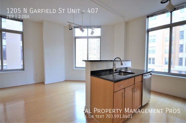 Foto del edificio - Beutiful, Sun-Drenched Corner Unit- Claren...