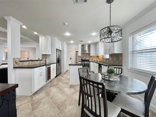 Building Photo - 6210 Queensloch Dr