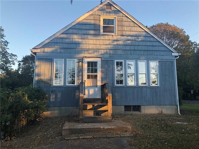 Building Photo - 713 Metacom Ave