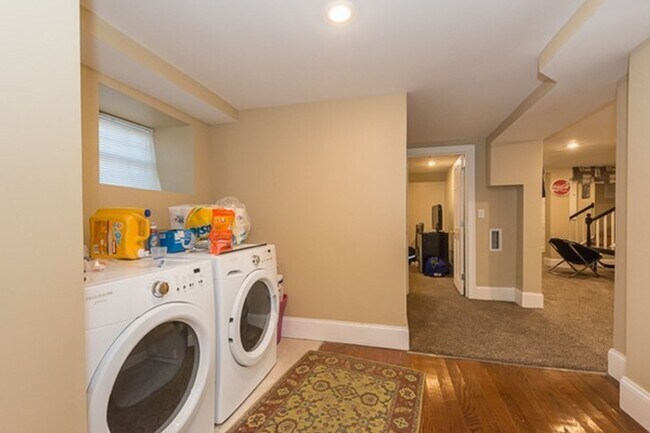 Foto del edificio - Nicely renovated and well-maintained 6-bed and 3-bath two-level gem in Mission Hill with laundry ...