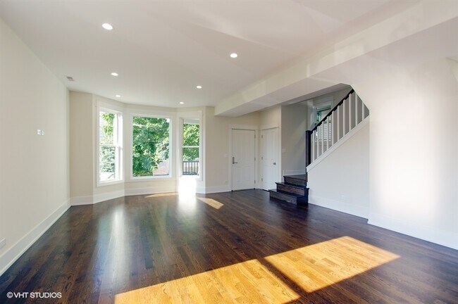 Foto del edificio - 1808 W Farragut Ave