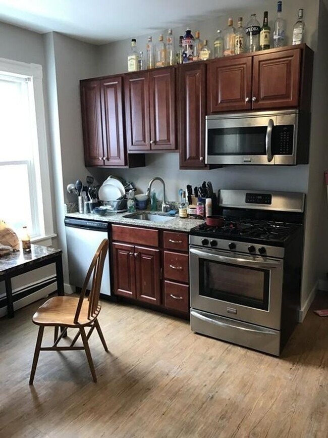 Building Photo - HOT MISSION HILL LISTING!!!