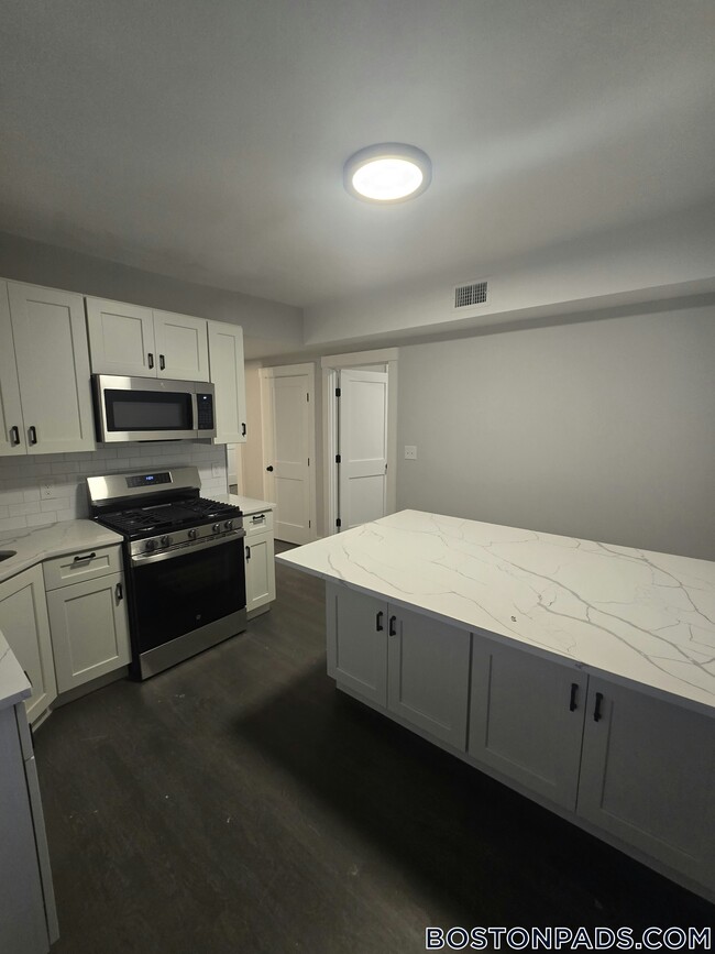 Building Photo - 118 Marginal St