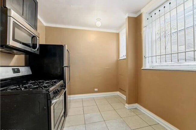 Building Photo - 1140 W 77th St