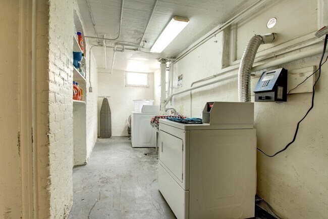 Building Photo - Spacious 1 Bed 1 Bath Denver Apartment in Capitol Hill! Available August!