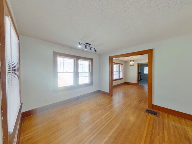 Building Photo - 334 S Estelle St