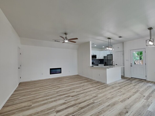 Building Photo - 807 Fenet St