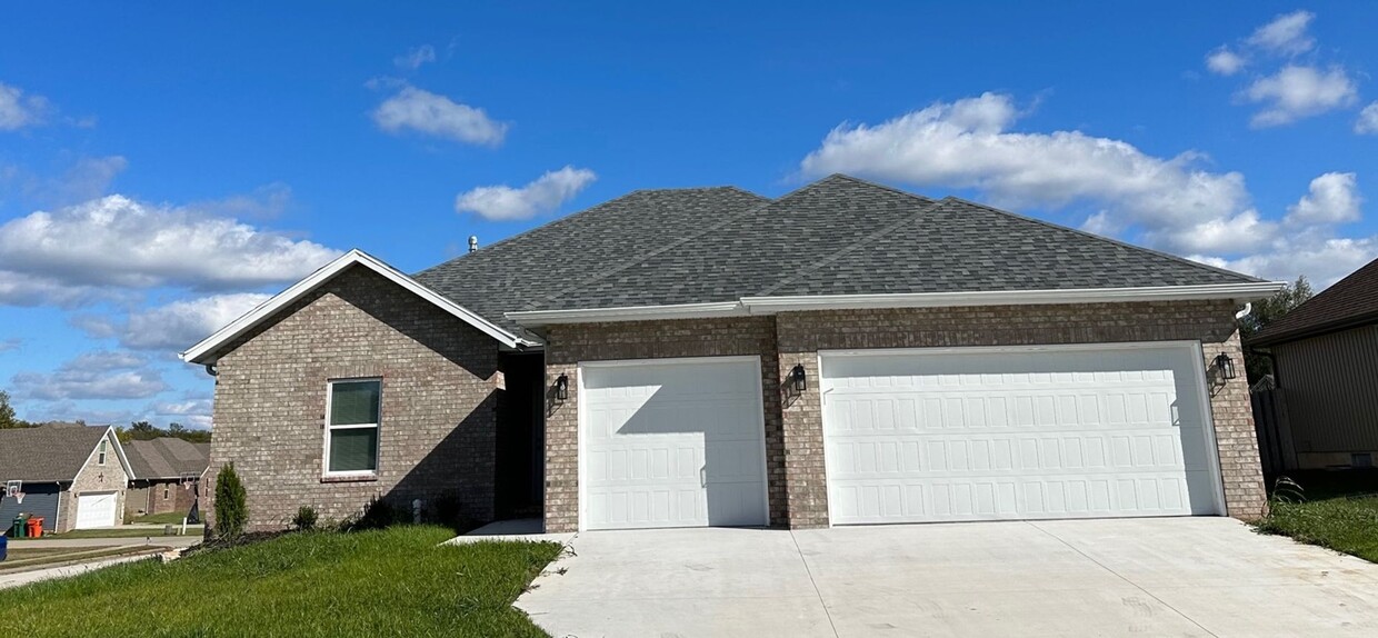 Foto principal - 4 bedroom, 3 car garage, home in Willard S...