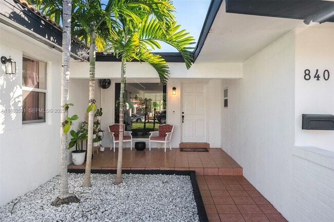 Building Photo - 840 S Shore Dr