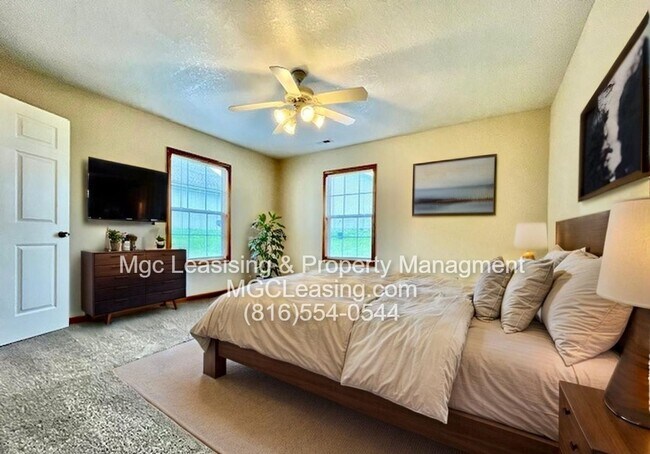 Foto del edificio - Beautiful Ranch-Style Duplex in Peculiar, MO - Available 09/22/26