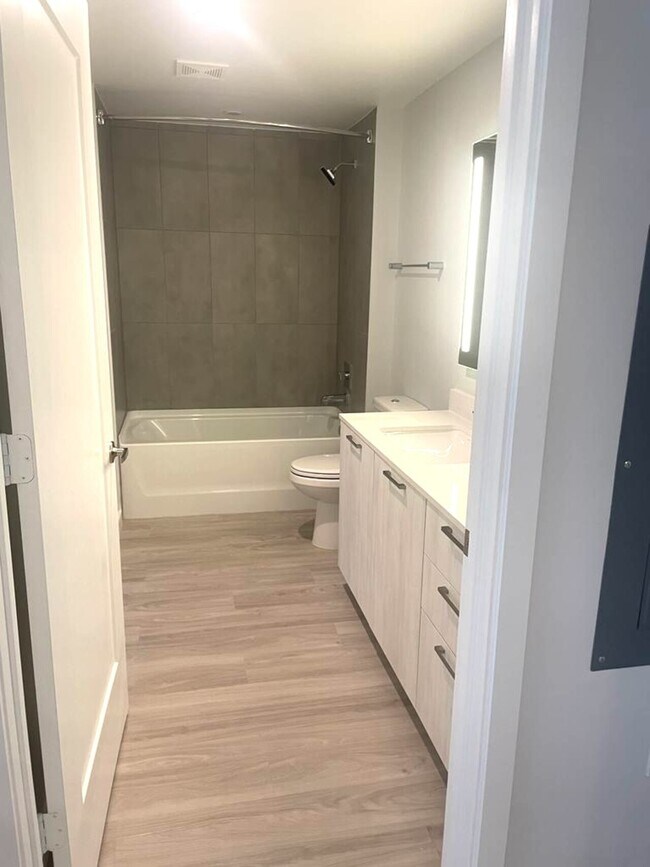 Building Photo - Low Deposit + Lease Specials | N. Frisco