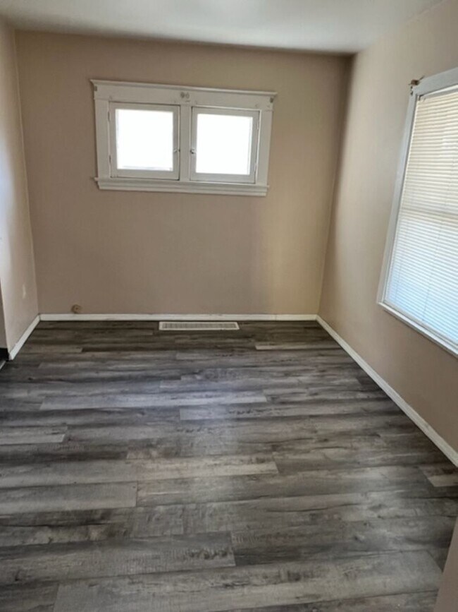 Building Photo - West side 2 bedroom home