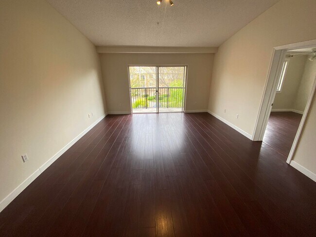 Building Photo - 1100 Crestwood Ct S