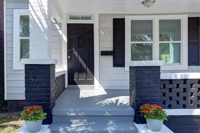 Building Photo - 720 W Victory Dr