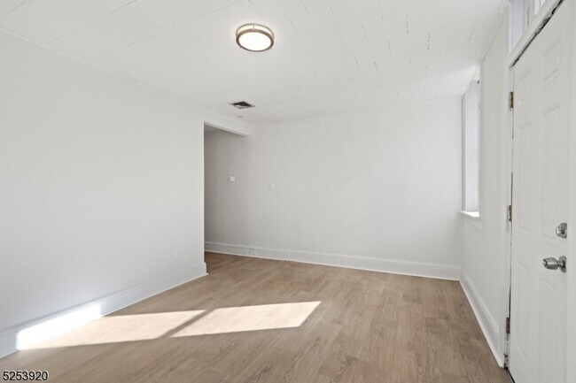 Building Photo - 95 Spruce St