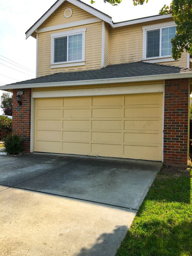 Foto principal - Gorgeous 3 Bedroom 2.5 bath Home in Desirable area of Ardenwood, Fremont