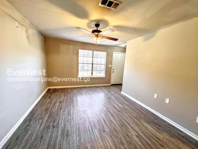 Foto del edificio - 1800 Labette Manor Dr