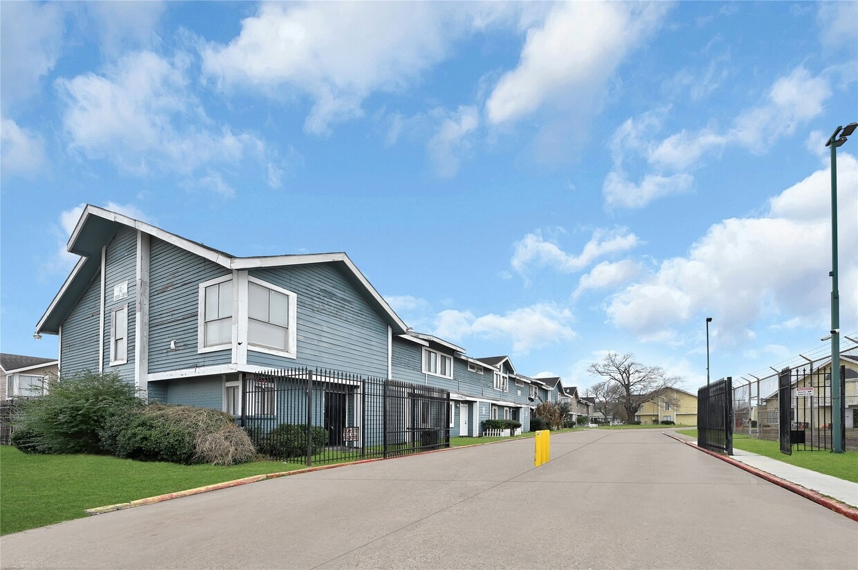Foto principal - 8405 Wilcrest Dr
