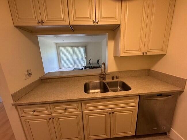 Foto del edificio - 5460 White Oak Ave