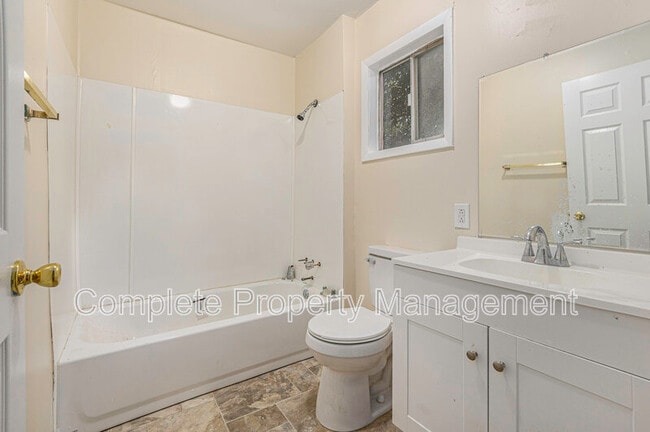 Building Photo - 18 Center St