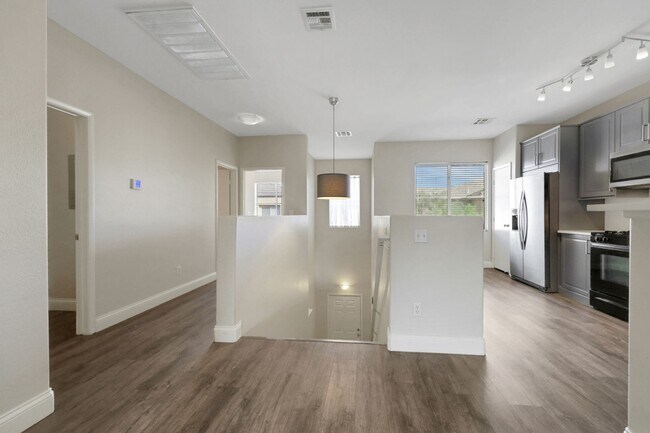 Building Photo - Gorgeous 2 bedroom condo in Summerlin