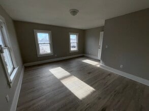 Building Photo - 14 E 6th Ave