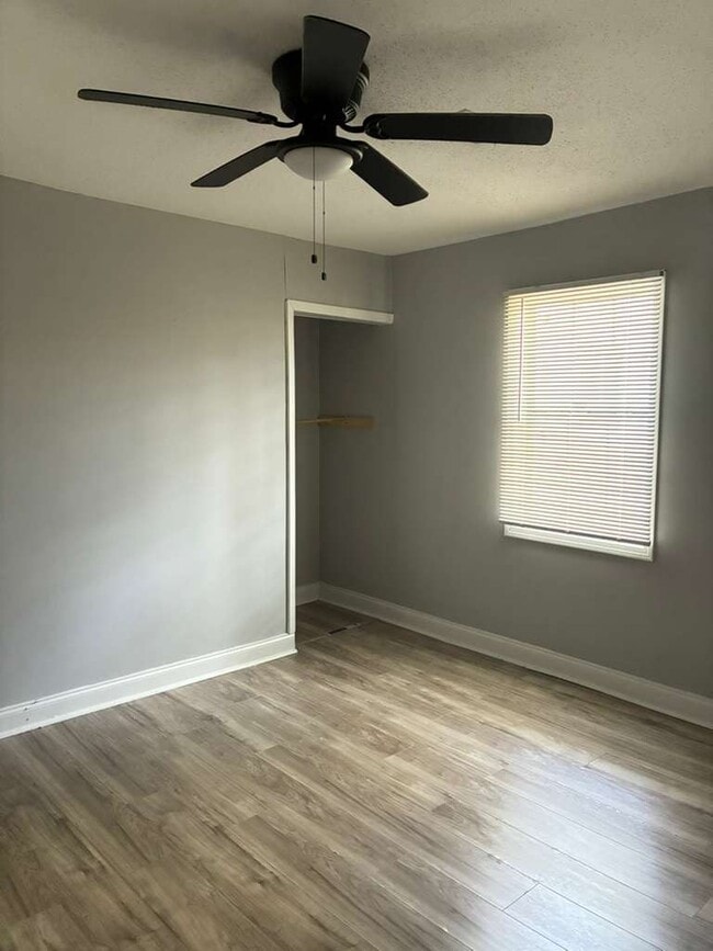 Building Photo - 3871 Northview Dr