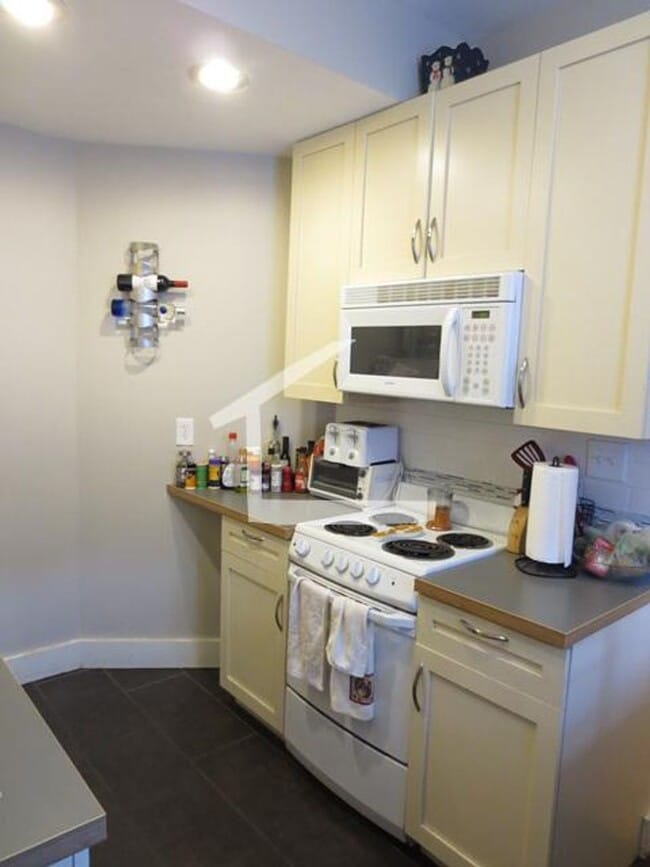 Foto del edificio - Beautiful, Renovated and Affordable Allston 3 Bed right off Comm Ave for September 1st