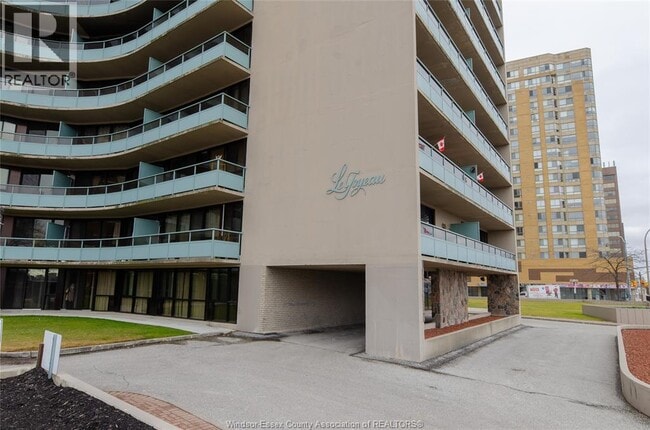 Building Photo - 111 Riverside Dr E