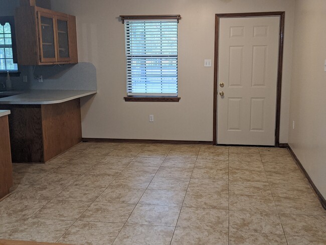 Foto del edificio - 25160 Merchant Rd