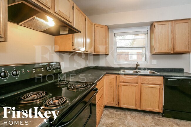 Foto del edificio - 5920 Schoolwood Dr