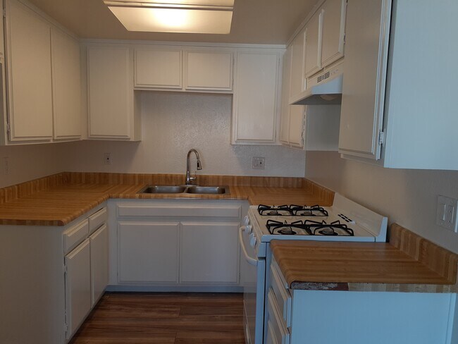 Foto del edificio - 216 Cypress Ave