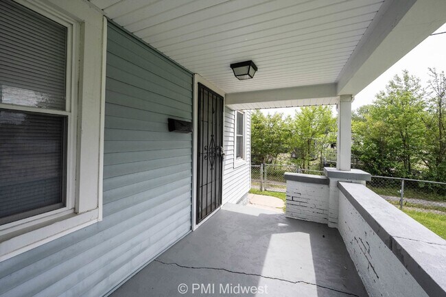 Foto del edificio - Charming 2-Bedroom Home with Hardwood Floo...