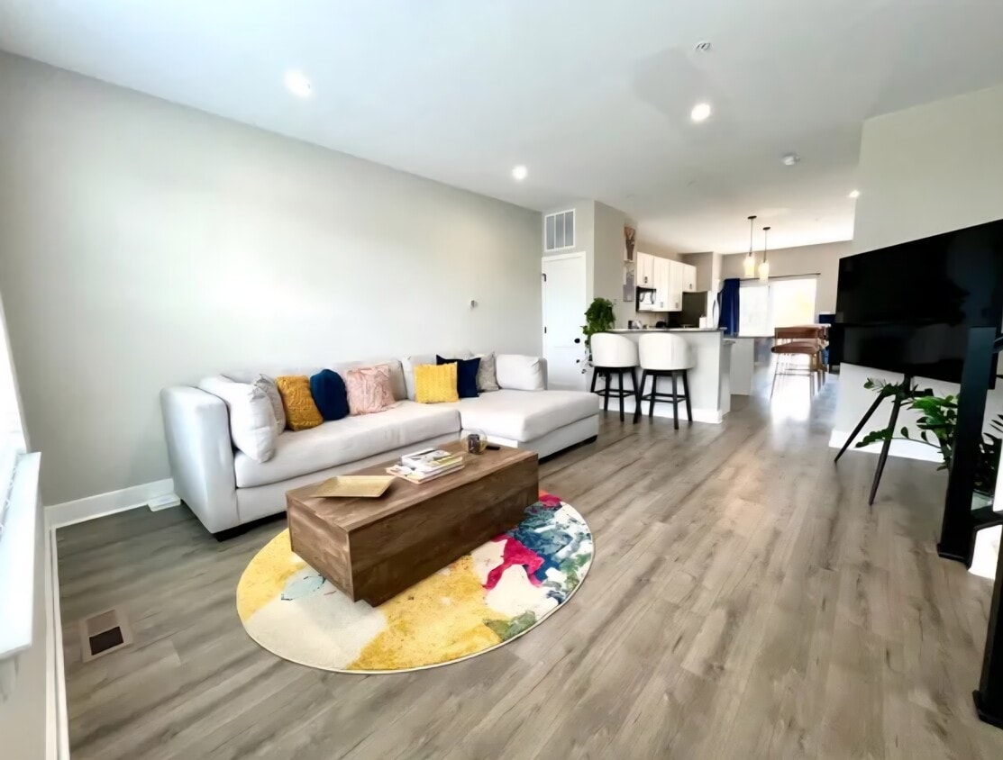 Foto principal - 4905 Devitt Pl