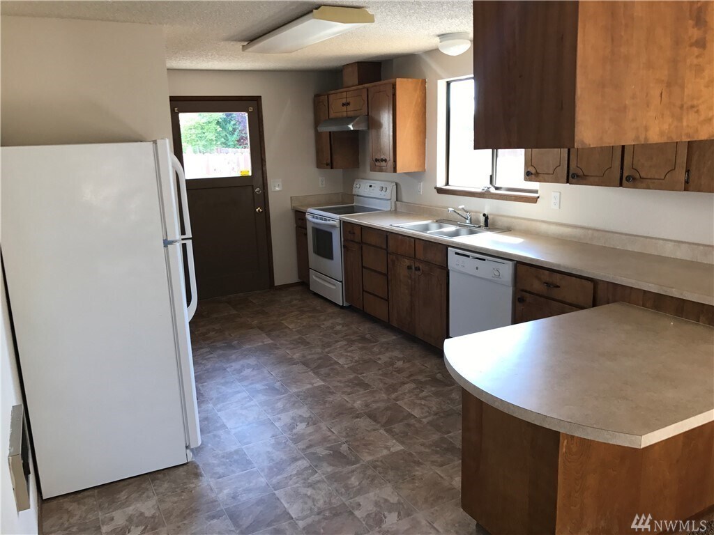 12913 A St S, Parkland, WA 98444 Townhouse for Rent in Parkland, WA