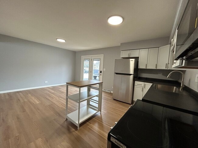 Building Photo - 350 1st Ct