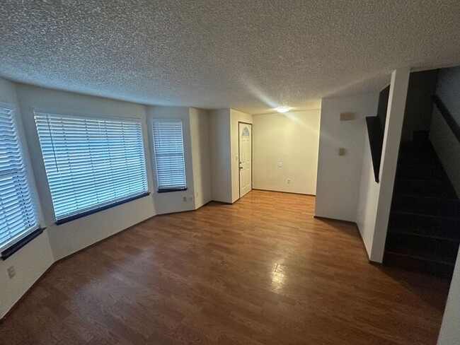 Building Photo - 3 Bedroom 1 1/2 Bath Townhouse in Tacoma!