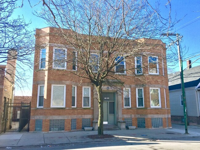 4-unit building - 751 E 73rd St