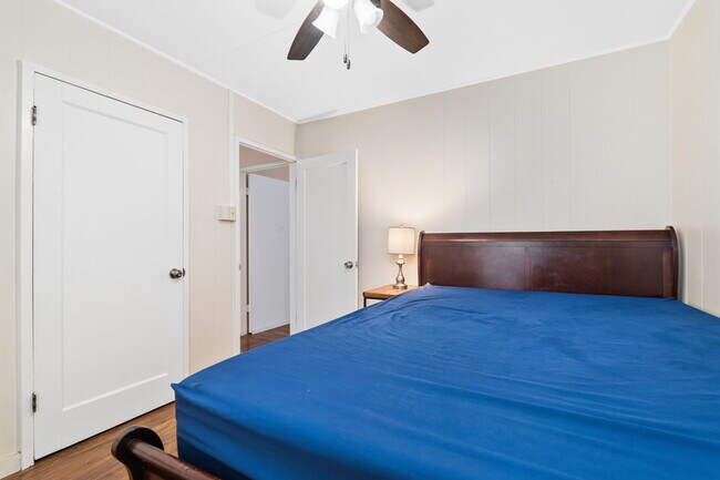 Cama no incluida - 2115 10th Ave