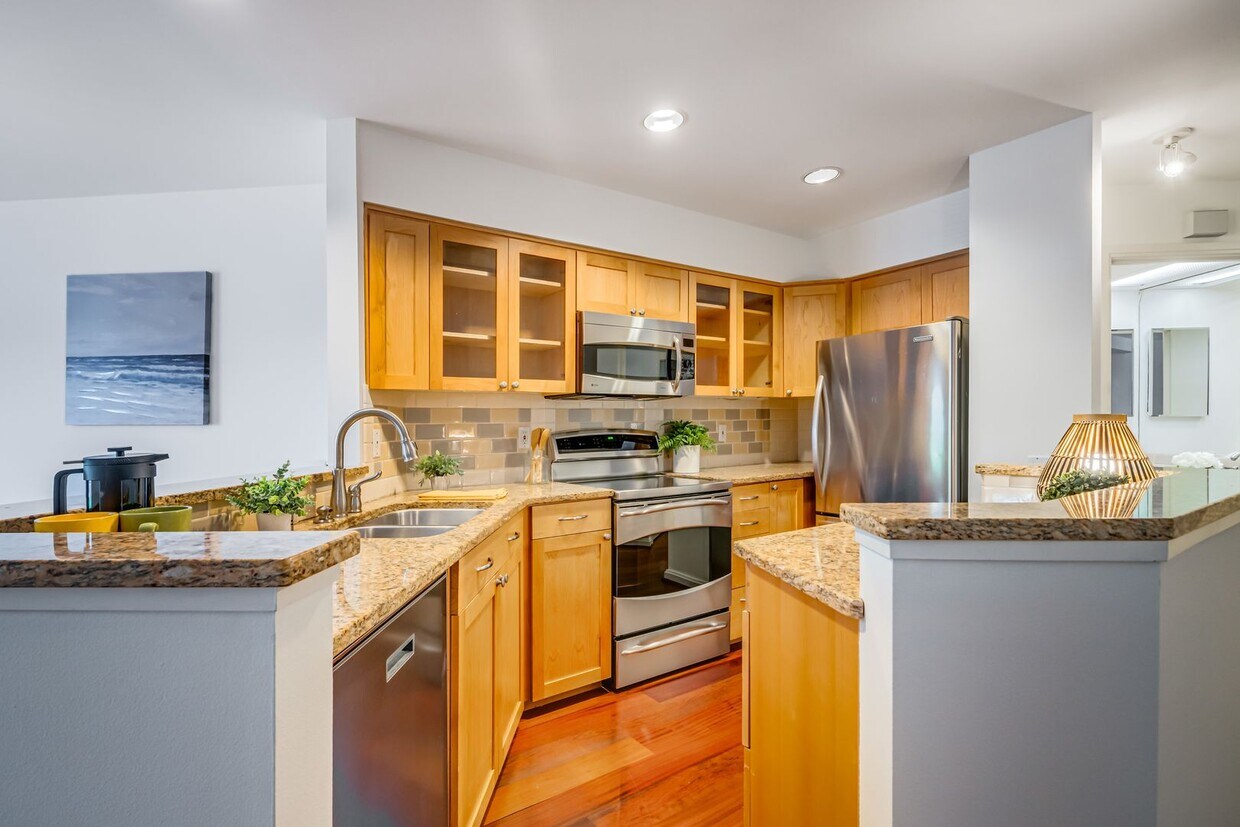 Primary Photo - Eastlake Condo by Lake!!
