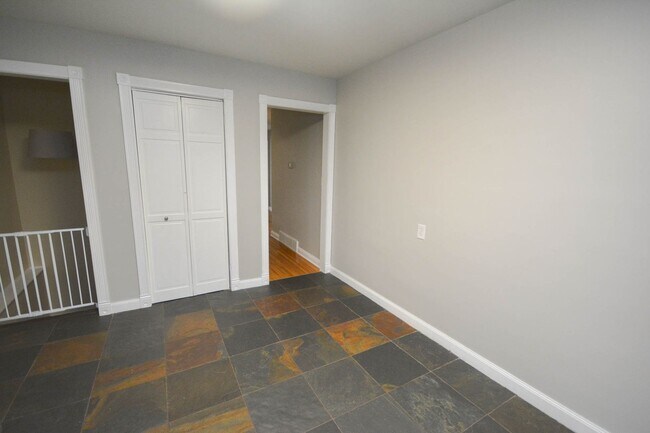 Foto del edificio - Gorgeous NE Rochester home with TONS of sp...