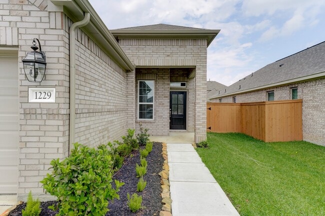 Building Photo - 1229 Red Hills Dr