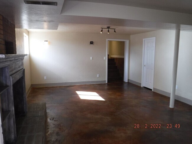 Building Photo - Studio Apartment