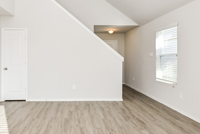 Foto del edificio - 4935 Sweet Chestnut Ln