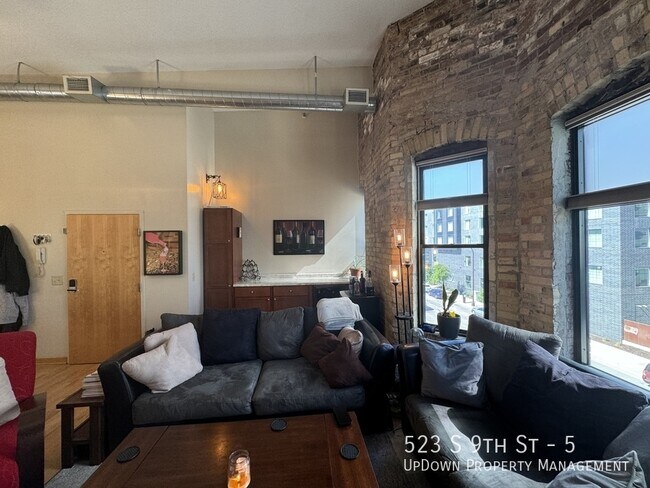 Building Photo - 523 S 9th St