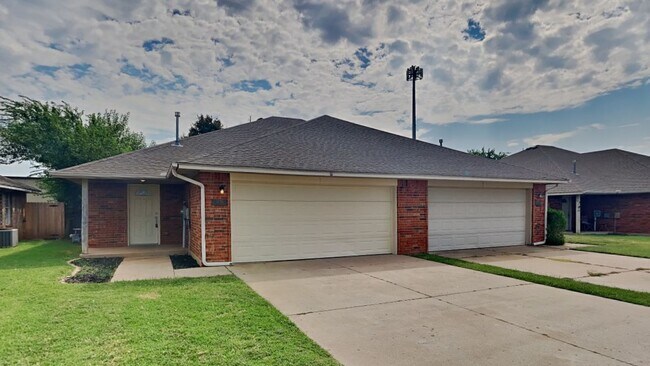 Building Photo - Very Nice 3 Bedroom 2 Bath Duplex in Mustang Schools