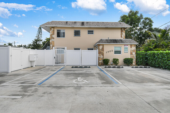 Foto del edificio - 1905 Lake Worth Rd