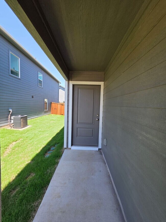 Foto del edificio - NEWLY BUILT 3 bedroom 2.5 Bath *2 MONTHS O...