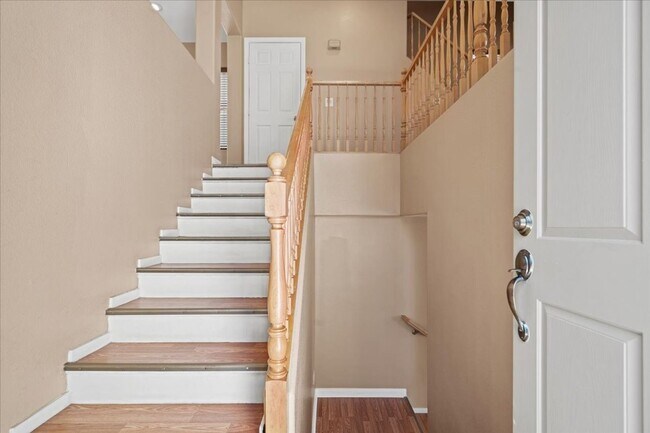 Foto del edificio - Spacious 3-Story Plus Loft Bedroom, New Floors, New paint, No Carpet