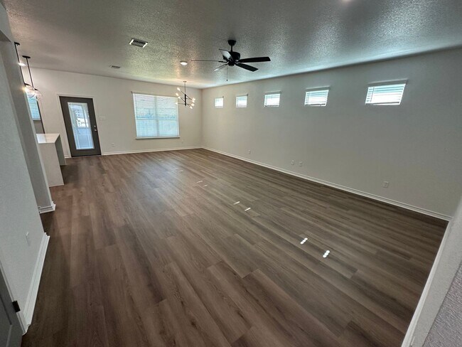 Building Photo - AVAILABLE NOW!